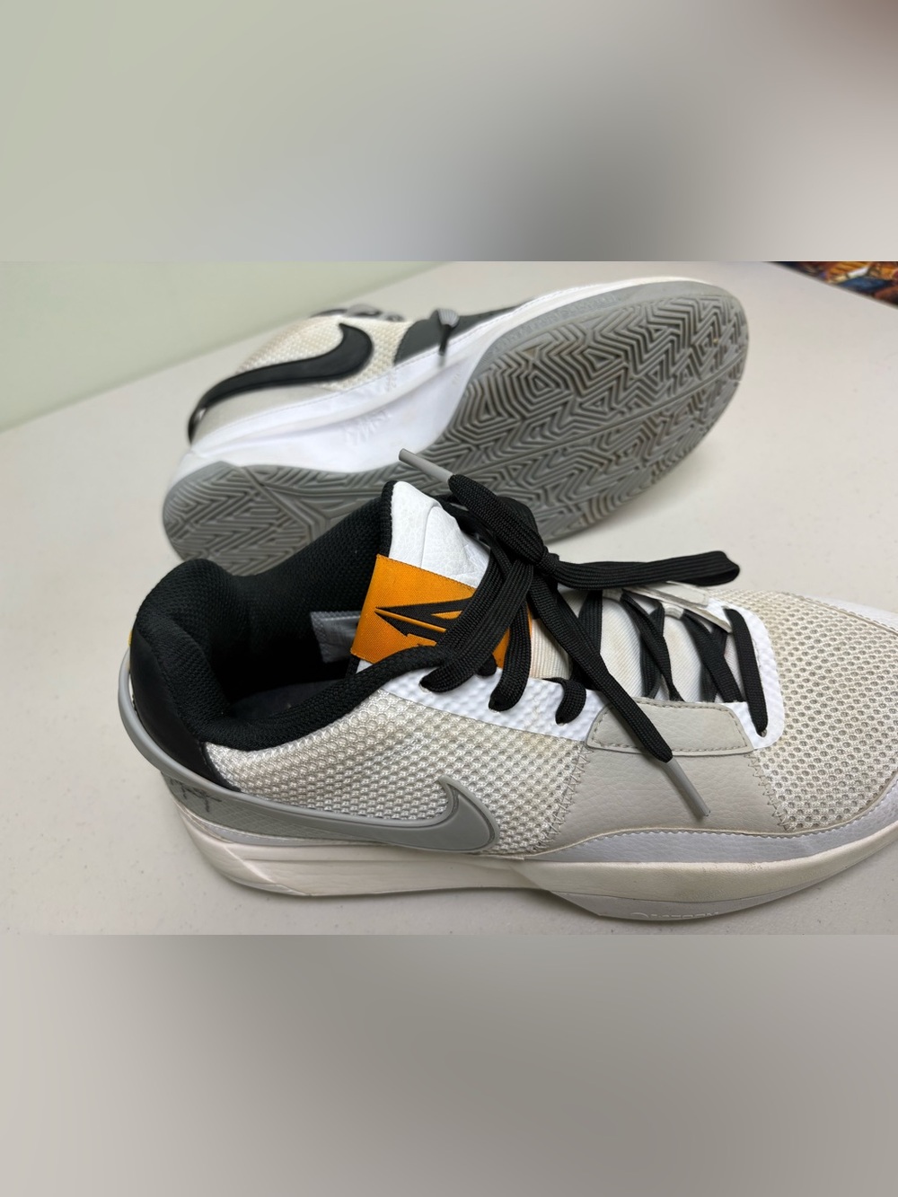 Nike Men’s White, Black & Gray Low-Top Sneakers size:9.5